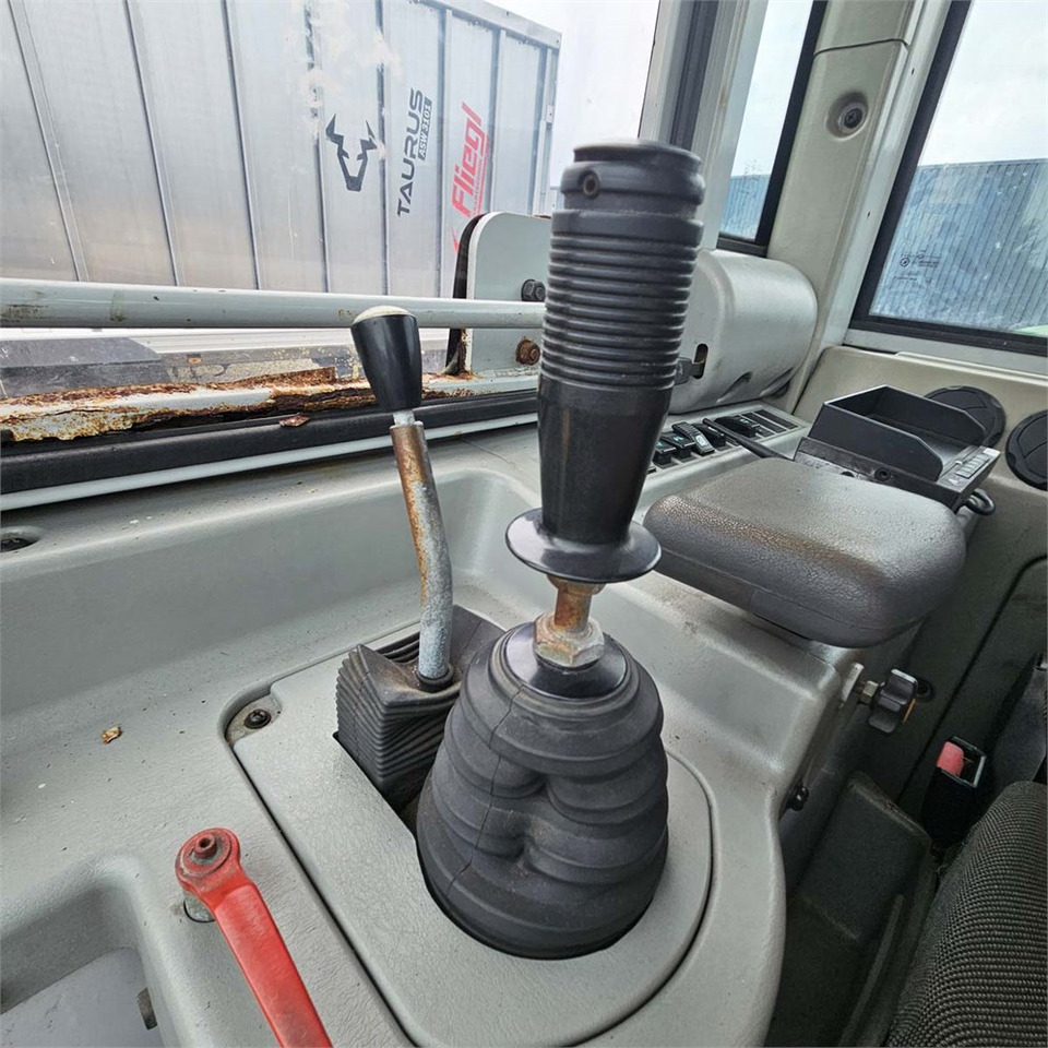 Kolový nakladač Hyundai HL740-7: obrázek 28