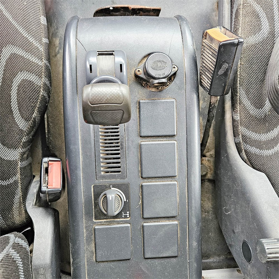 Sklápěč, Auto s hydraulickou rukou Iveco Eurocargo 120E25: obrázek 23