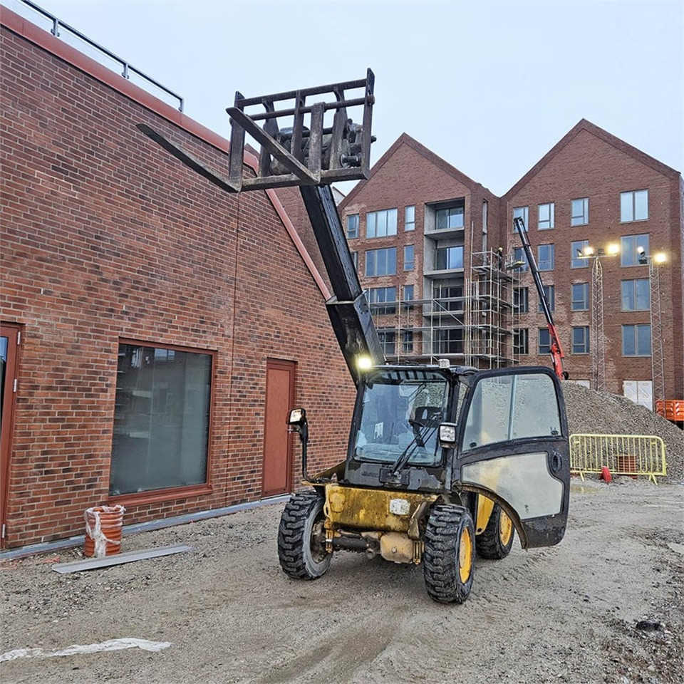 JCB 520-40 - Teleskopický manipulátor: obrázek 4 JCB 520-40 - Teleskopický manipulátor: obrázek 4