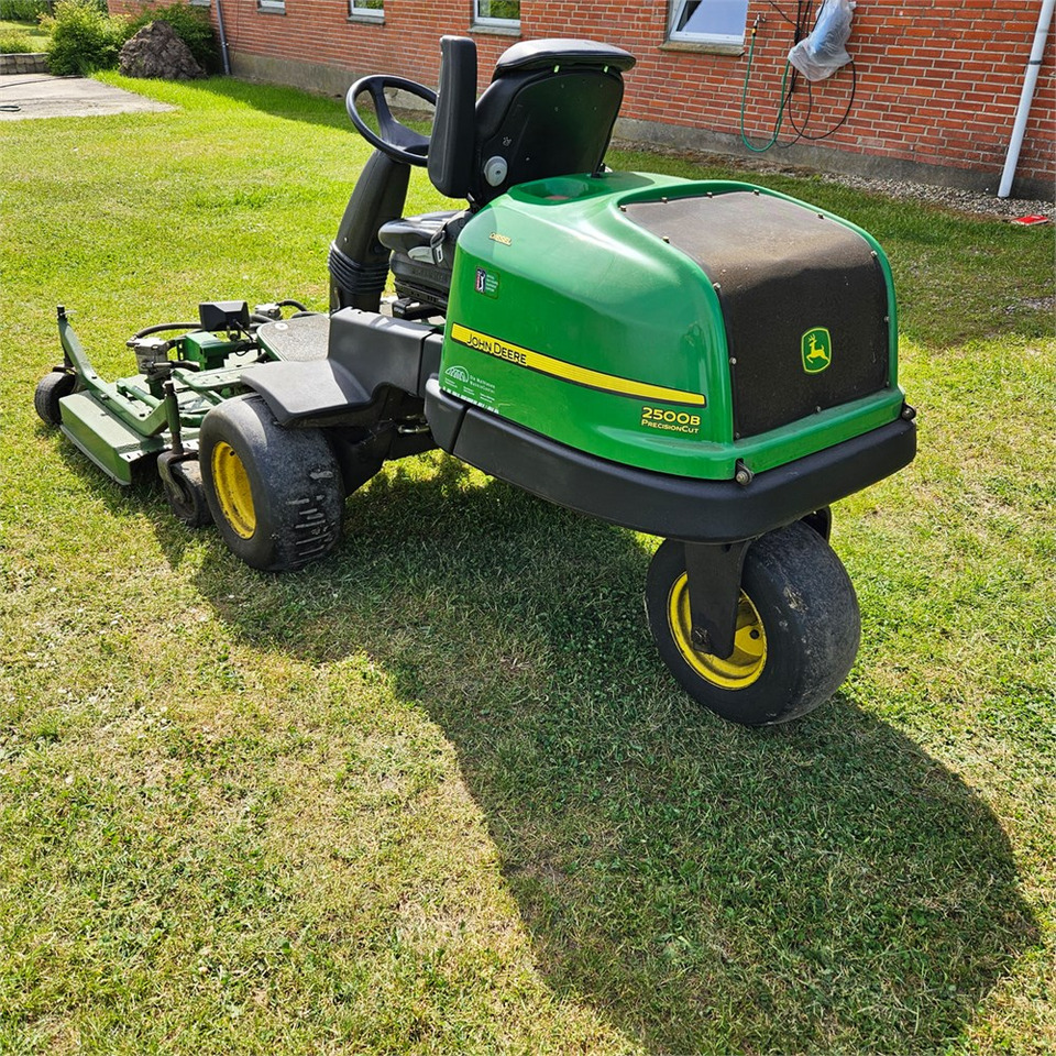 John Deere 2500B PrecisionCut - Sekačka na trávu: obrázek 4 John Deere 2500B PrecisionCut - Sekačka na trávu: obrázek 4