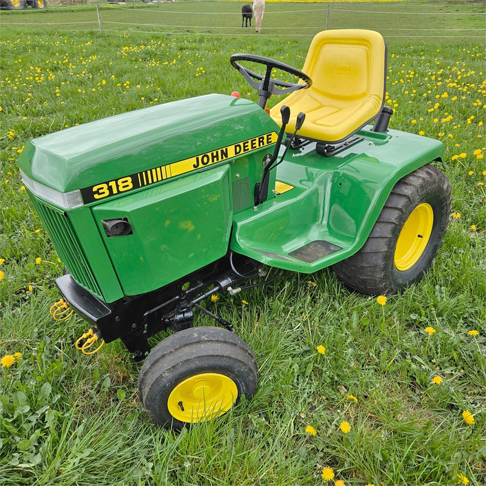 John Deere 318 - Komunální traktor: obrázek 1 John Deere 318 - Komunální traktor: obrázek 1