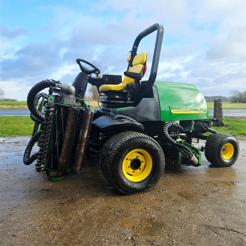John Deere 3235 C 4WD - Sekačka na trávu: obrázek 1 John Deere 3235 C 4WD - Sekačka na trávu: obrázek 1