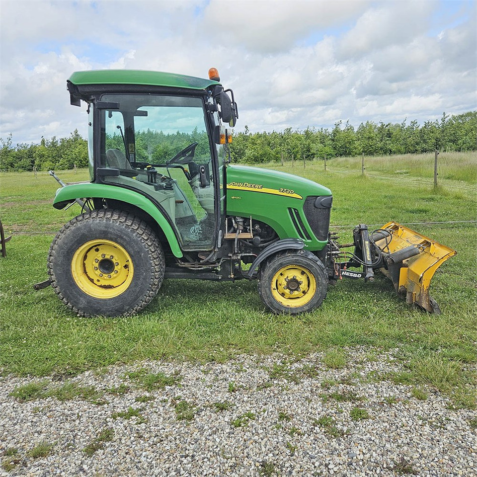 John Deere 3720 - Traktor: obrázek 2 John Deere 3720 - Traktor: obrázek 2