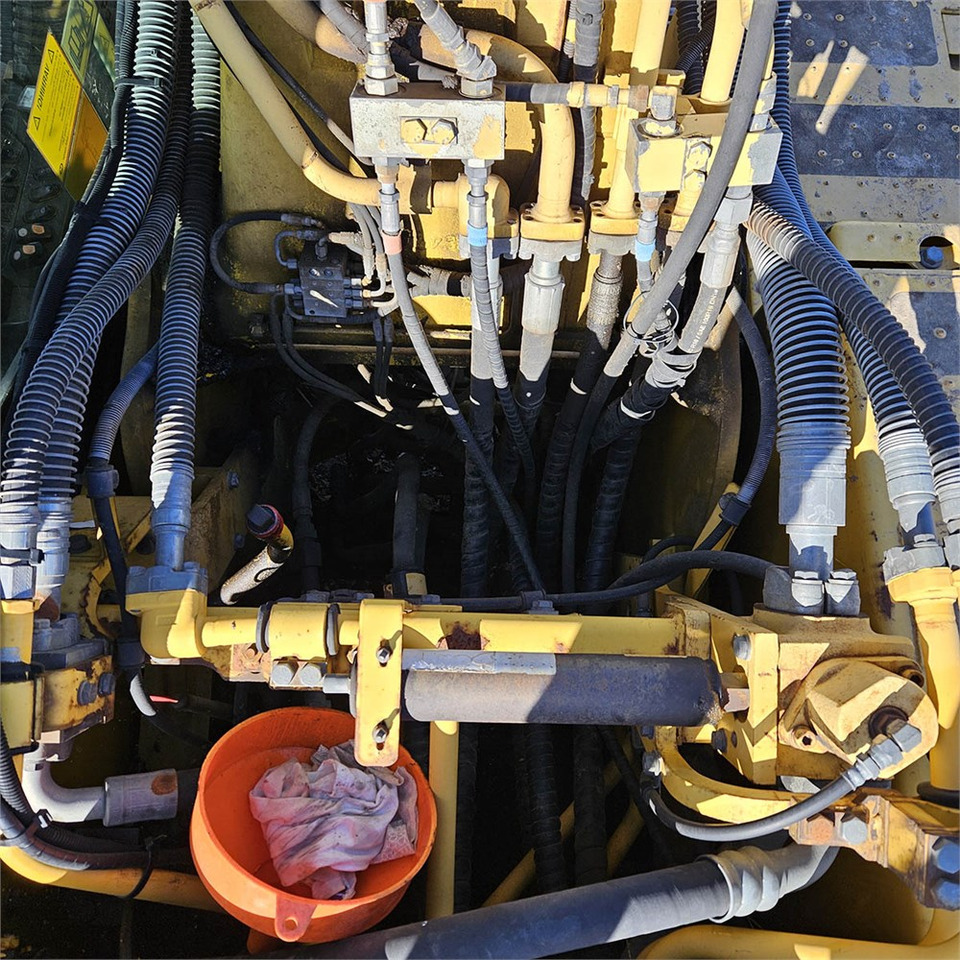 Pásové rýpadlo Komatsu PC210: obrázek 33