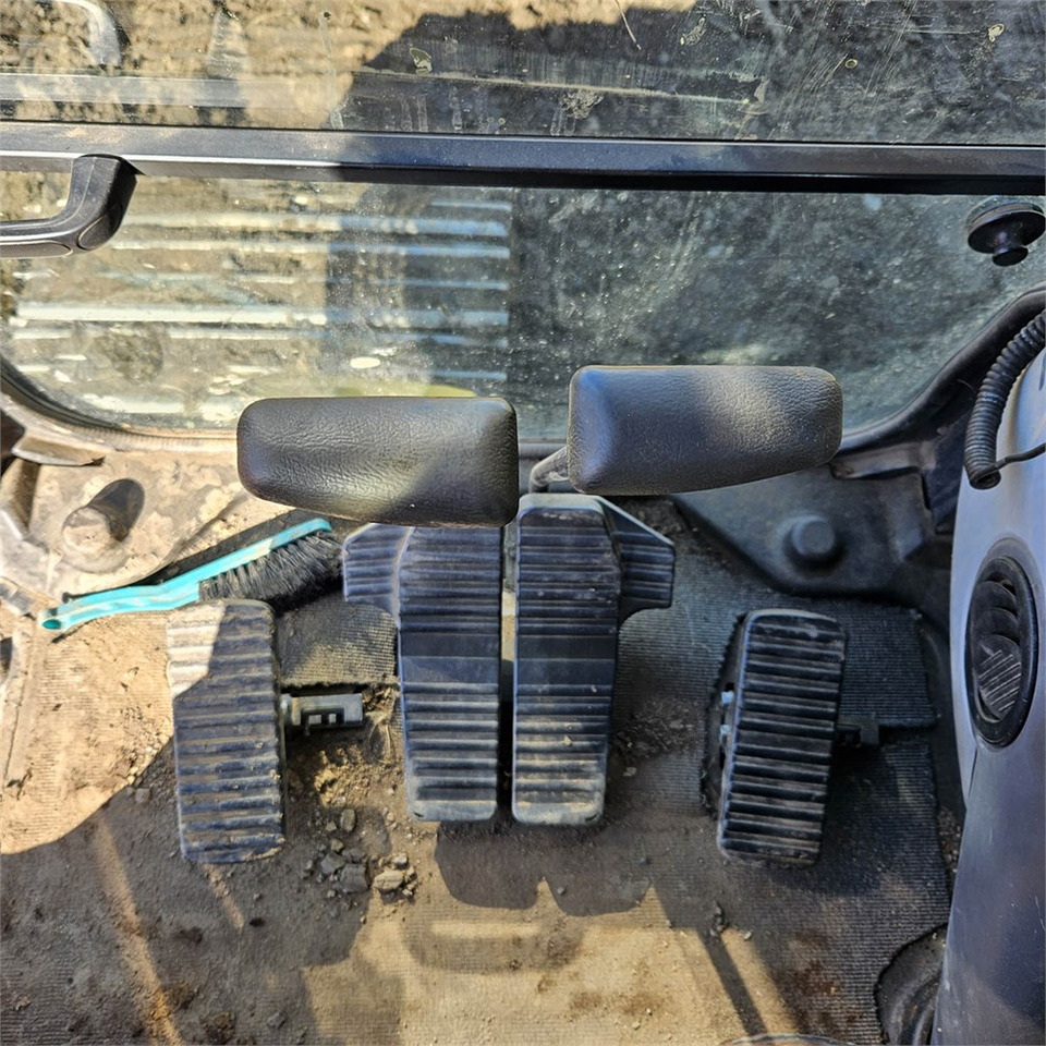 Pásové rýpadlo Komatsu PC210: obrázek 24