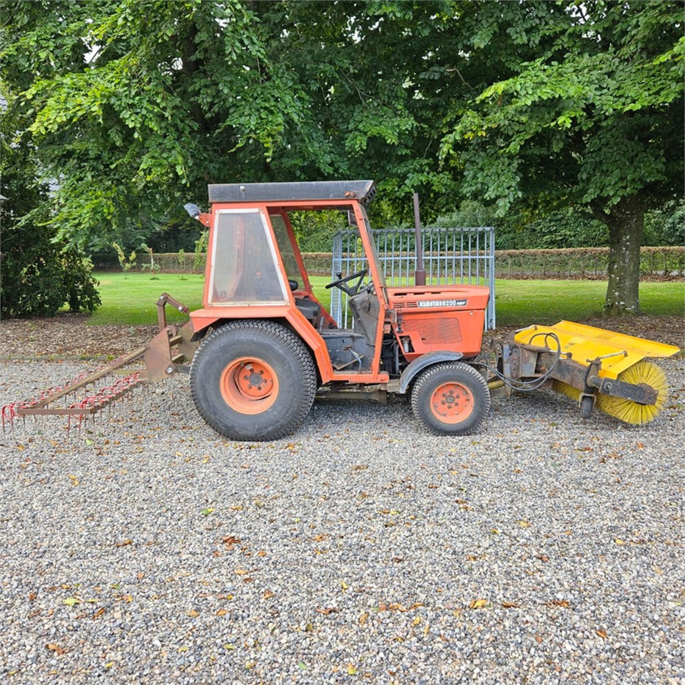 Kubota B8200 - Komunální traktor: obrázek 4 Kubota B8200 - Komunální traktor: obrázek 4