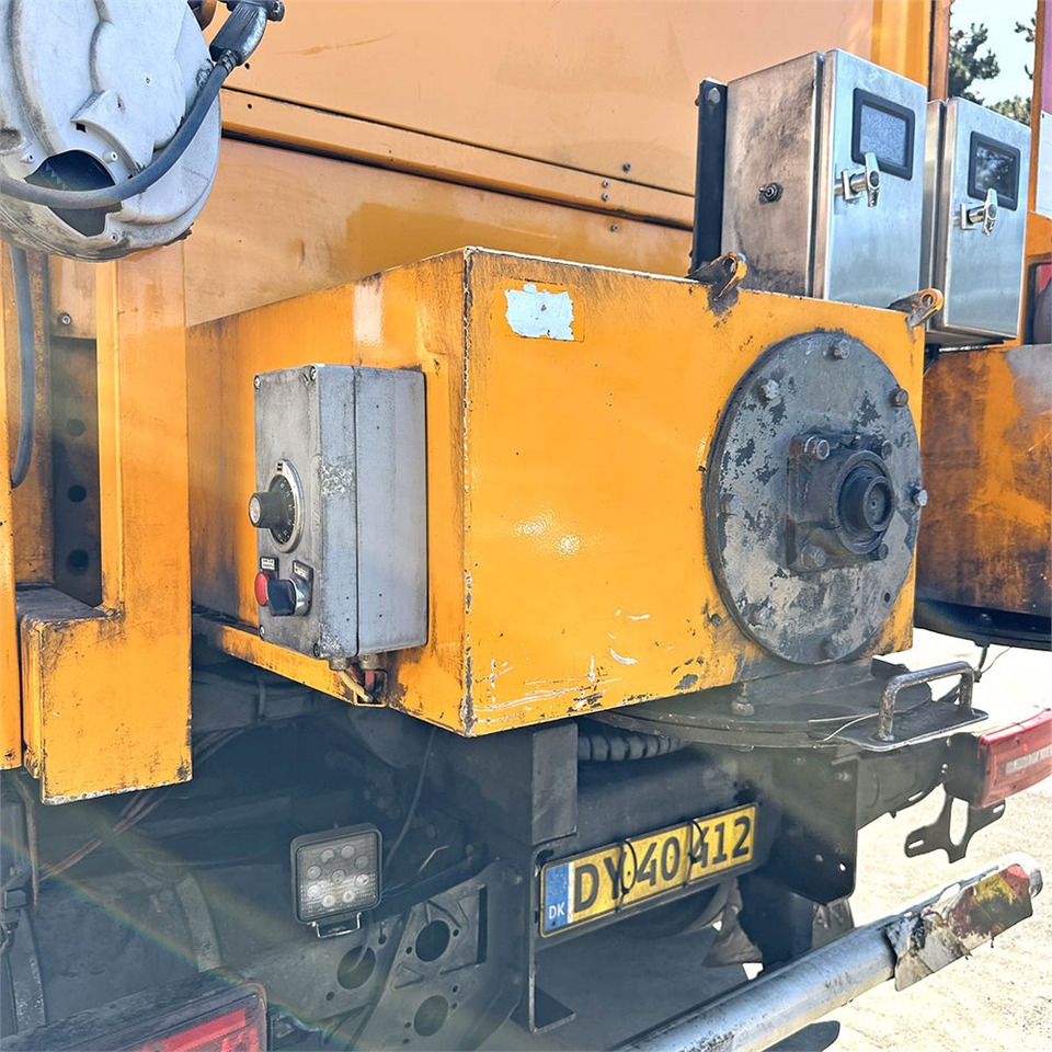 Nákladní automobil valníkový/ Plošinový, Rozstřikovač živic MAN TG 35. 8x2-6 BL: obrázek 18