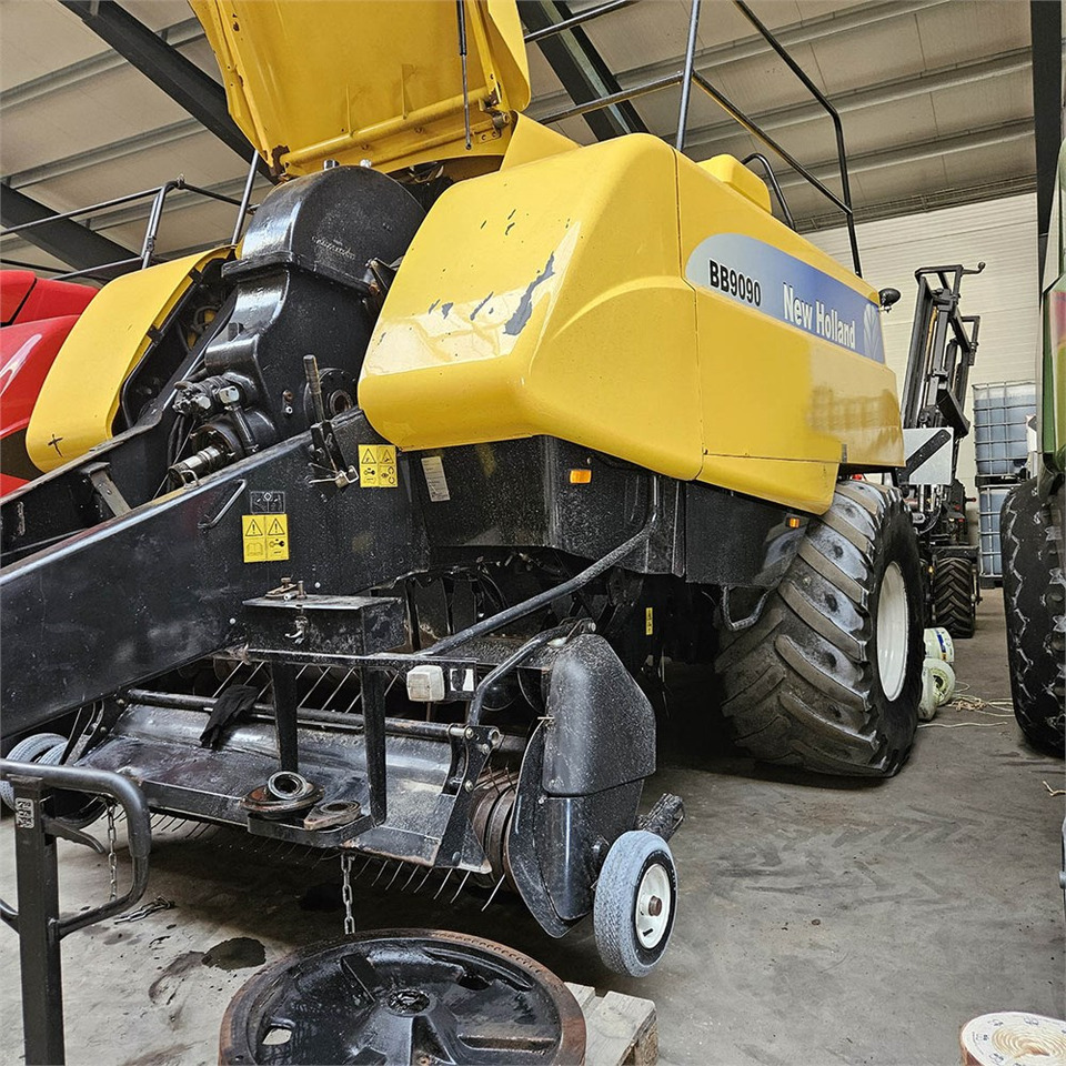 New Holland BB9090 - Stroj na sklizeň pícnin: obrázek 1 New Holland BB9090 - Stroj na sklizeň pícnin: obrázek 1