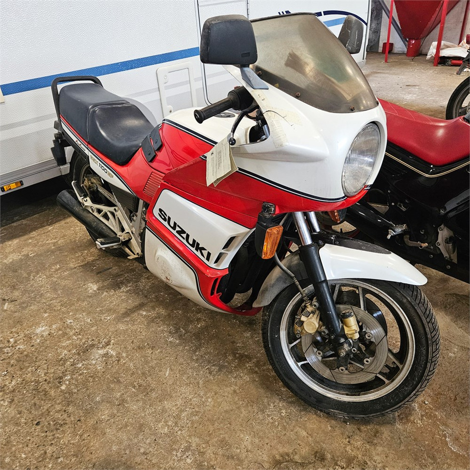 Suzuki GSX1100EF - Motocykl: obrázek 1 Suzuki GSX1100EF - Motocykl: obrázek 1