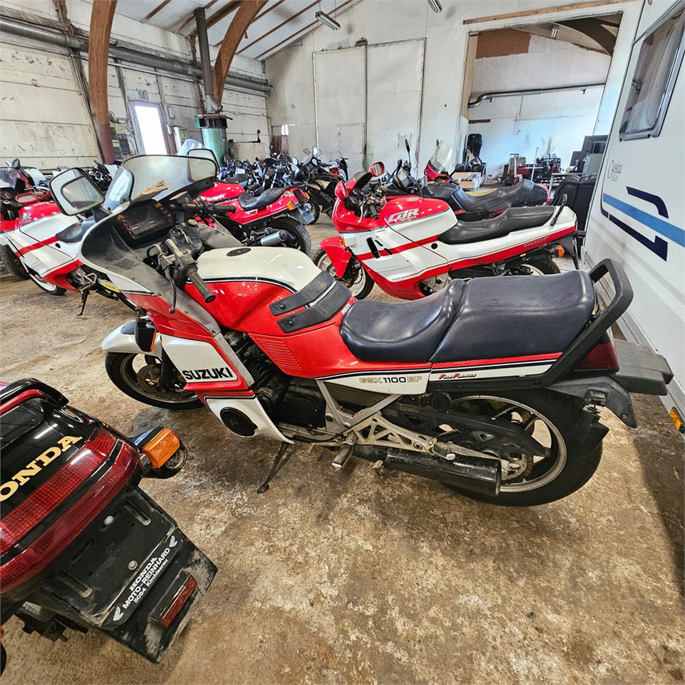 Suzuki GSX1100EF - Motocykl: obrázek 5 Suzuki GSX1100EF - Motocykl: obrázek 5