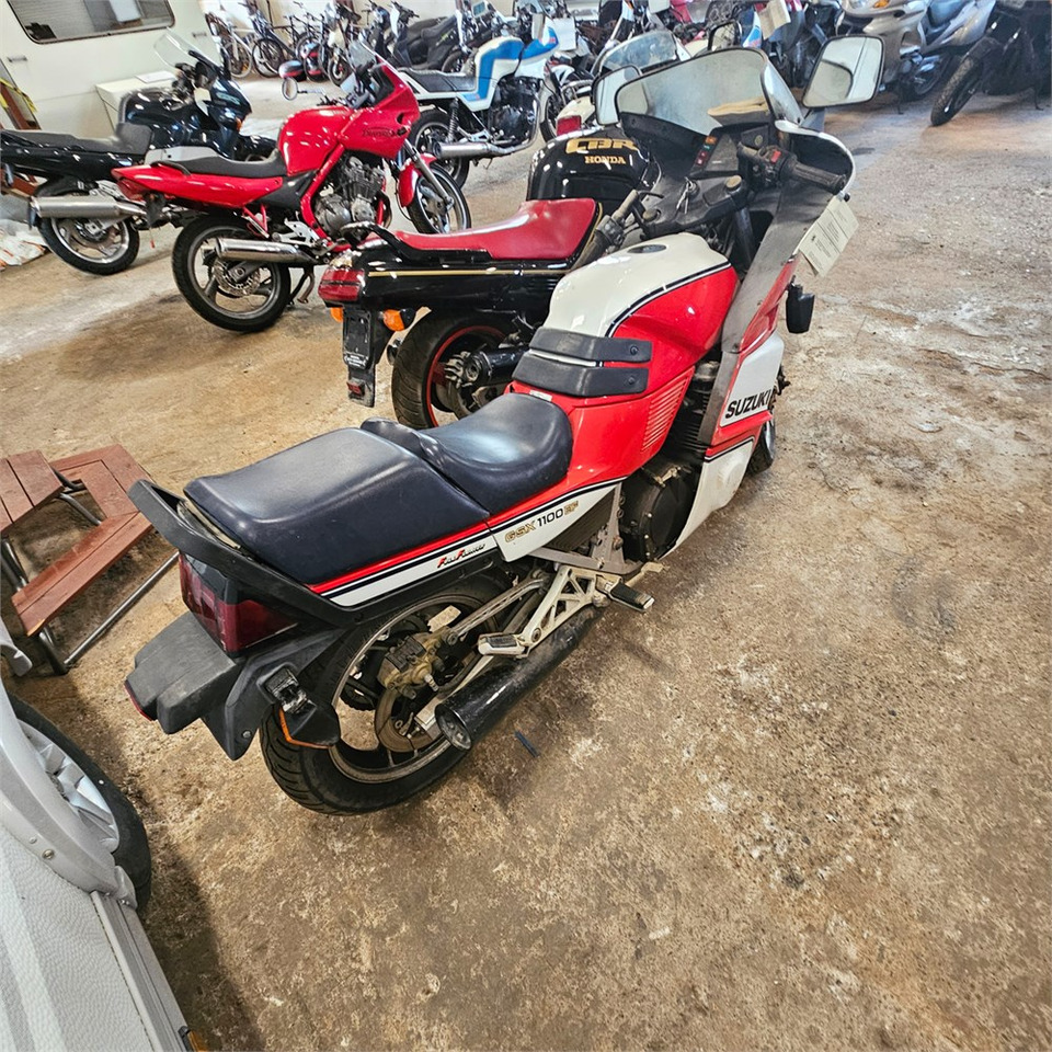 Suzuki GSX1100EF - Motocykl: obrázek 3 Suzuki GSX1100EF - Motocykl: obrázek 3