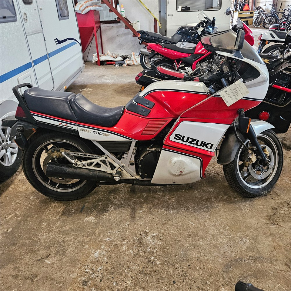 Suzuki GSX1100EF - Motocykl: obrázek 2 Suzuki GSX1100EF - Motocykl: obrázek 2