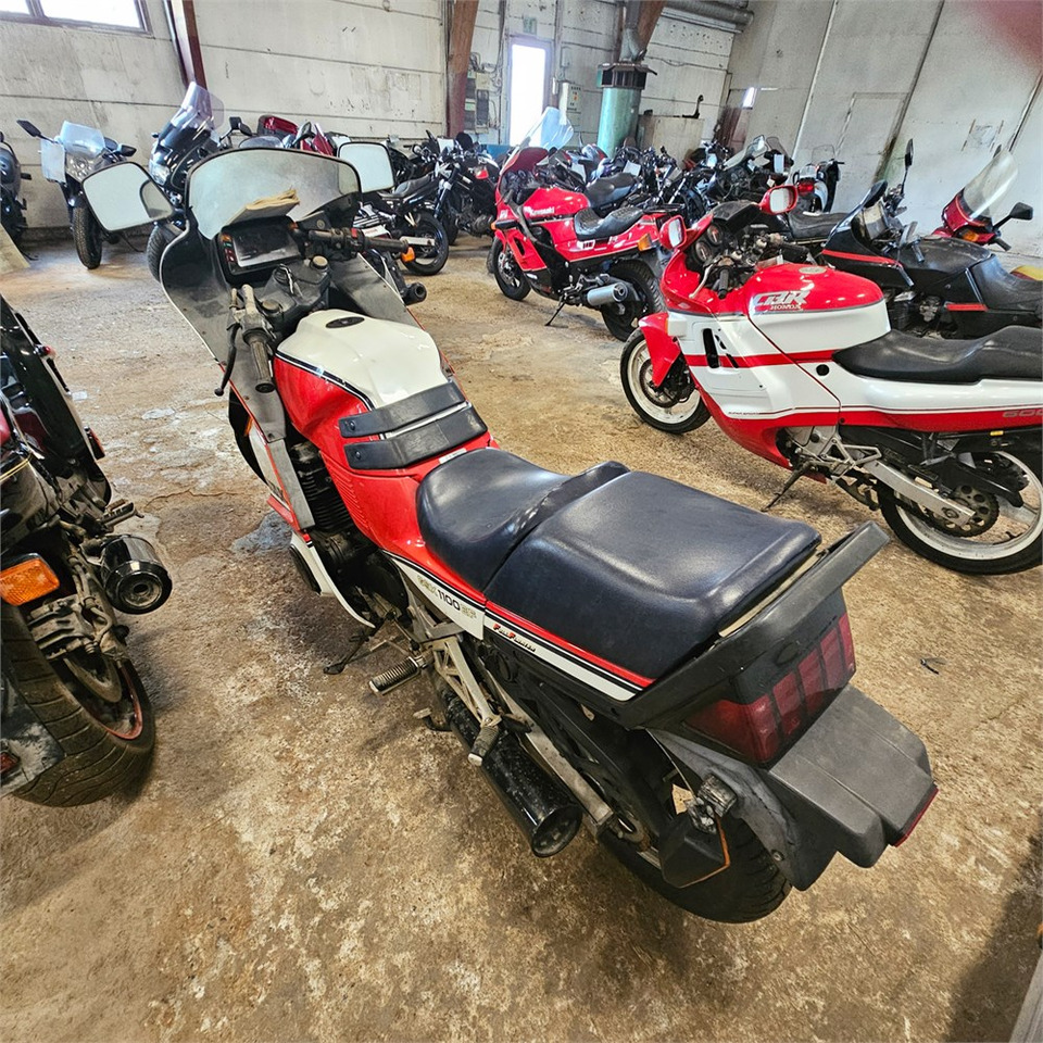 Suzuki GSX1100EF - Motocykl: obrázek 4 Suzuki GSX1100EF - Motocykl: obrázek 4