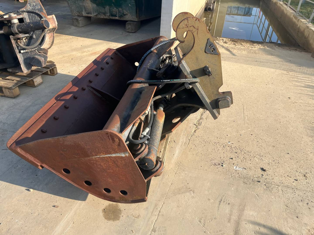 BLANCHARD EQUIPEMENTS GODET/1800 - Lžíce na bagr pro Stavební technika: obrázek 2 BLANCHARD EQUIPEMENTS GODET/1800 - Lžíce na bagr pro Stavební technika: obrázek 2