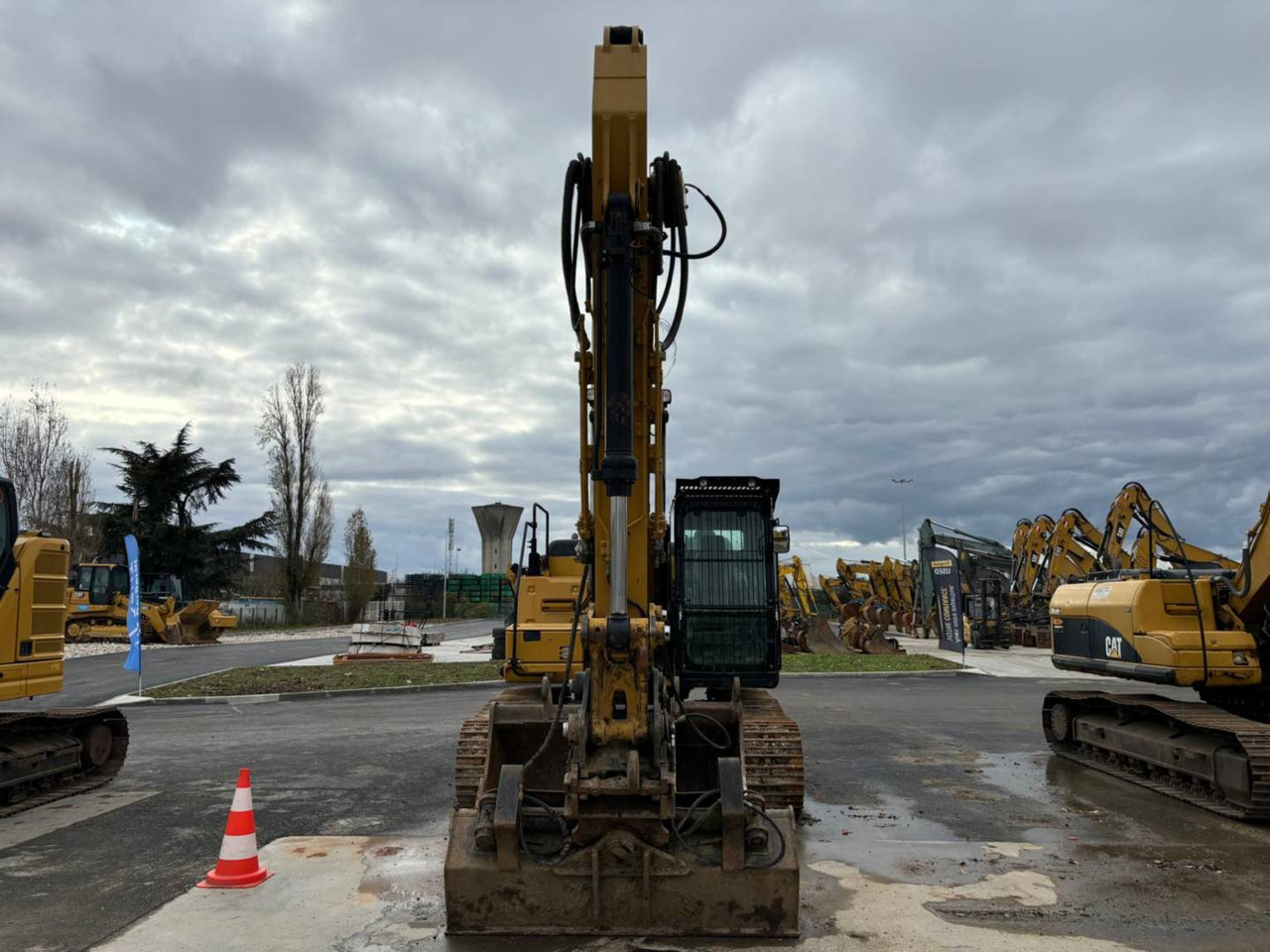 Pásové rýpadlo CAT 323F: obrázek 10