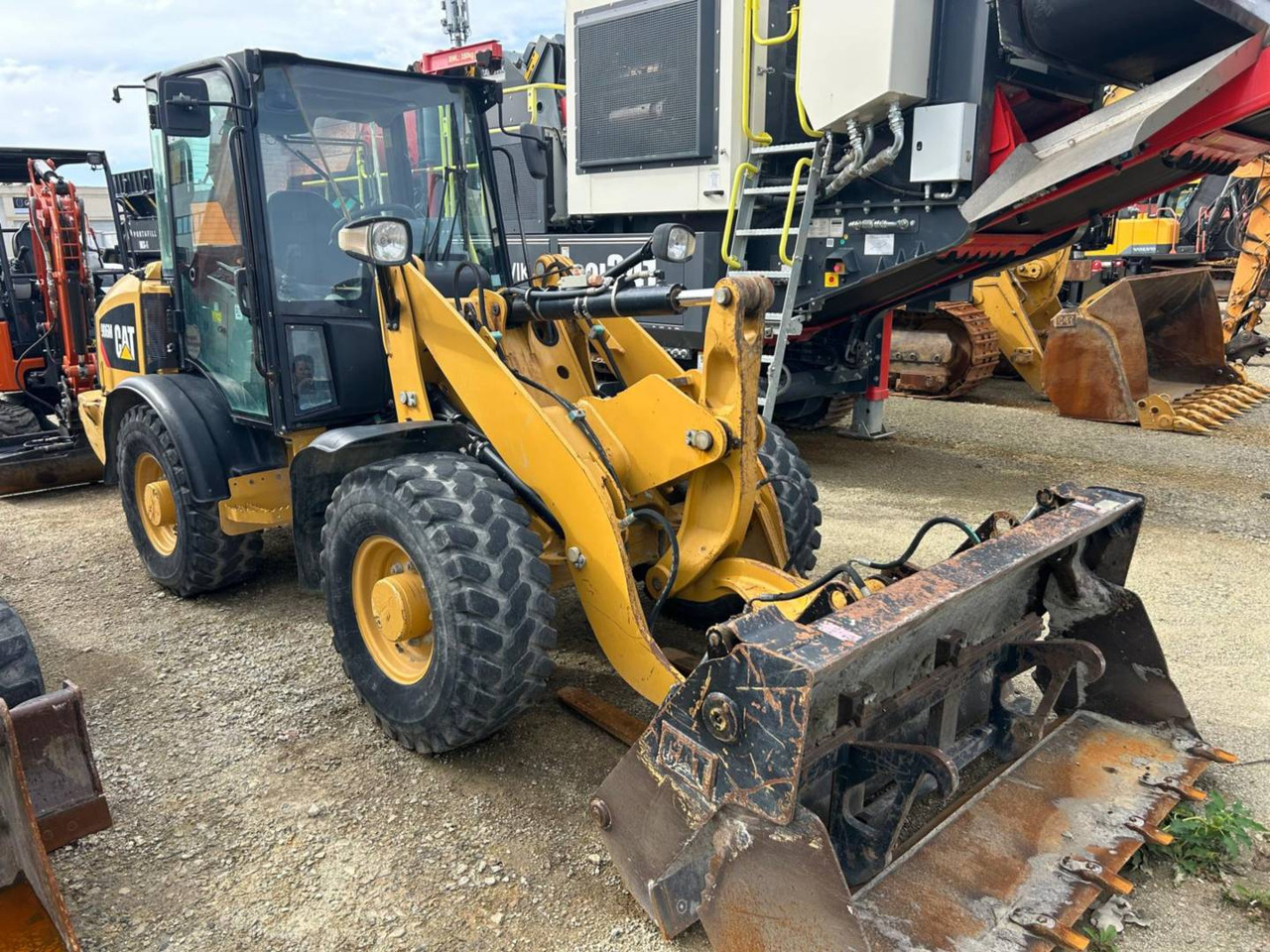 CAT 906M - Kolový nakladač: obrázek 2 CAT 906M - Kolový nakladač: obrázek 2