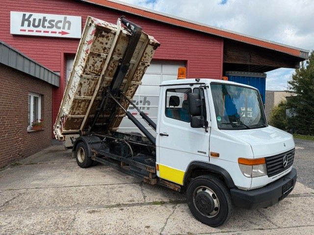 Mercedes-Benz Vario 818 D Abrollkipper mit Container - Hákový nosič kontejnerů: obrázek 2 Mercedes-Benz Vario 818 D Abrollkipper mit Container - Hákový nosič kontejnerů: obrázek 2