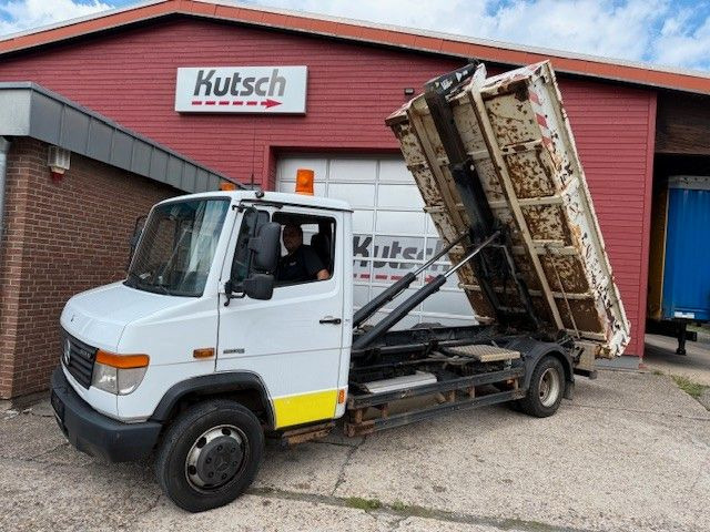 Mercedes-Benz Vario 818 D Abrollkipper mit Container - Hákový nosič kontejnerů: obrázek 1 Mercedes-Benz Vario 818 D Abrollkipper mit Container - Hákový nosič kontejnerů: obrázek 1