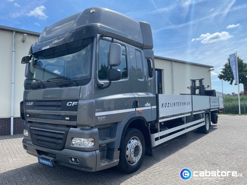 DAF CF 85 .360 4x2 Euro 5 - Open laadbak - Bouwjaar 2012 - Kooi-aap meeneemheftruck - Nákladní automobil valníkový/ Plošinový: obrázek 1 DAF CF 85 .360 4x2 Euro 5 - Open laadbak - Bouwjaar 2012 - Kooi-aap meeneemheftruck - Nákladní automobil valníkový/ Plošinový: obrázek 1