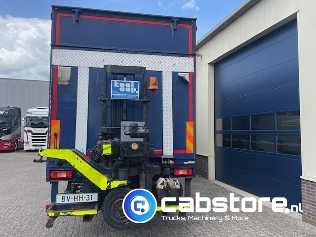 Volvo FM9 4X2R FAL9.0 RAD-A4 Volvo FM300 4x2 Euro 5 bakwagen - Schuifzeilen - Laadklep 2000 kg - Bouwjaar 2008 - Kooi-Aap heftruck - Skříňový nákladní auto: obrázek 4 Volvo FM9 4X2R FAL9.0 RAD-A4 Volvo FM300 4x2 Euro 5 bakwagen - Schuifzeilen - Laadklep 2000 kg - Bouwjaar 2008 - Kooi-Aap heftruck - Skříňový nákladní auto: obrázek 4