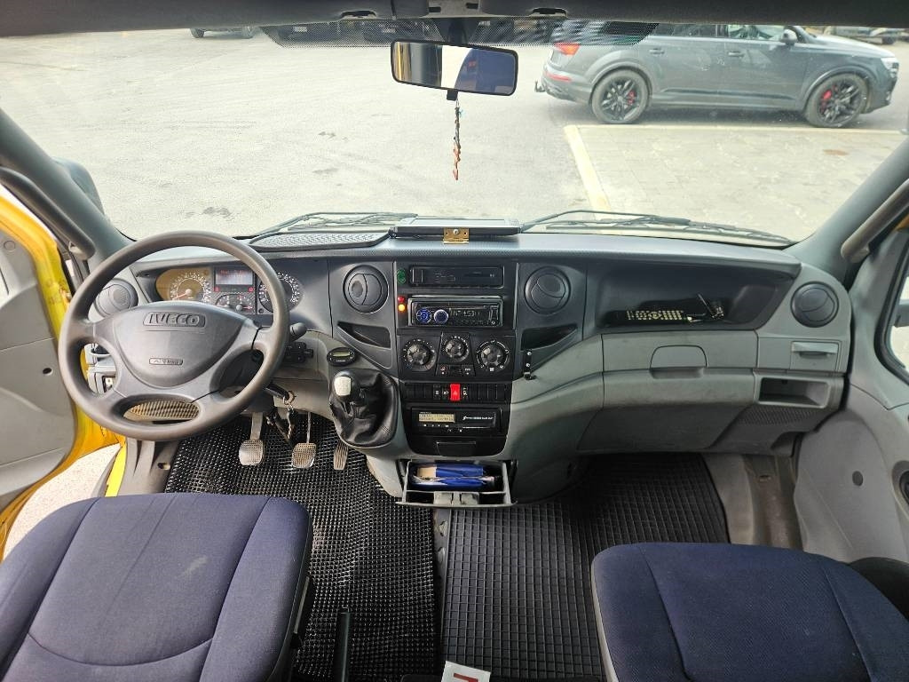 Dodávka valník Iveco Daily 65C18 D Palfinger PK3700+ makuuohjaamo: obrázek 17