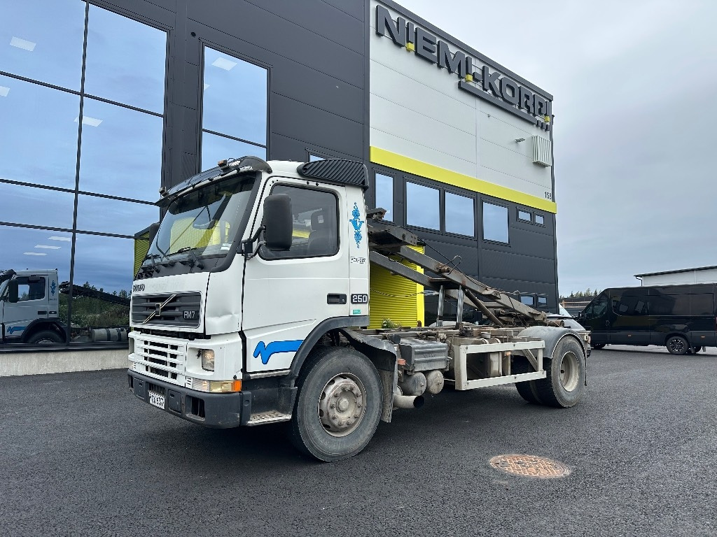 Volvo FM7 4x2 vaijerilaitteilla - Ramenový nosič kontajnerov: obrázek 1 Volvo FM7 4x2 vaijerilaitteilla - Ramenový nosič kontajnerov: obrázek 1