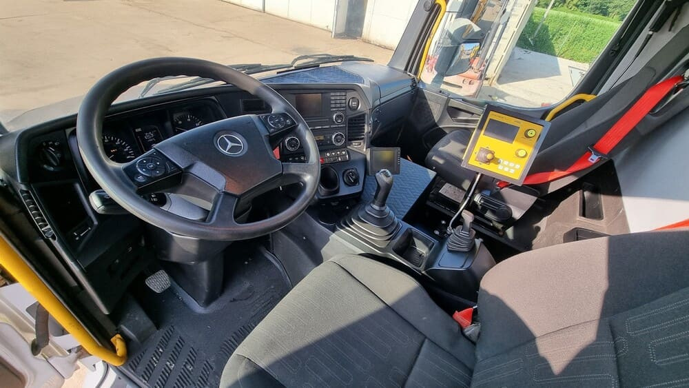 MERCEDES-BENZ AROCS 3243 8x4 | Euro 6 | Piaskarko Solarka Econ 12m³ - Vozidlo pro zimní údržbu: obrázek 3 MERCEDES-BENZ AROCS 3243 8x4 | Euro 6 | Piaskarko Solarka Econ 12m³ - Vozidlo pro zimní údržbu: obrázek 3