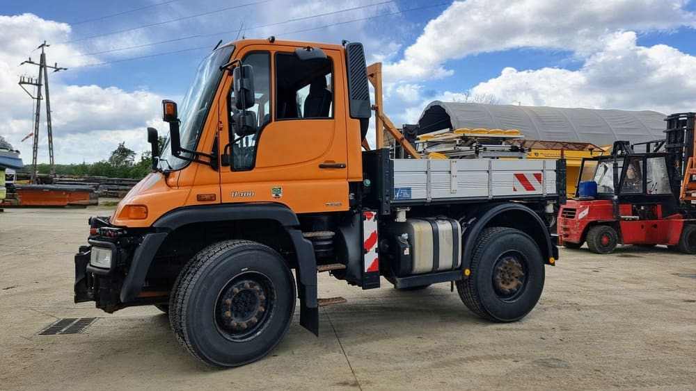 MERCEDES-BENZ Unimog U400 - Komunální traktor: obrázek 4 MERCEDES-BENZ Unimog U400 - Komunální traktor: obrázek 4