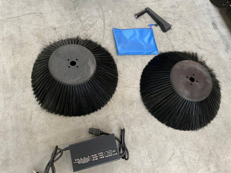 Daewoo DAS80 Zit - Zametací vůz: obrázek 5 Daewoo DAS80 Zit - Zametací vůz: obrázek 5