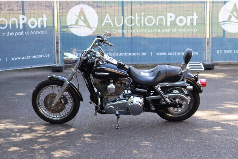 Harley-Davidson Dyna Super Glide - Motocykl: obrázek 2 Harley-Davidson Dyna Super Glide - Motocykl: obrázek 2