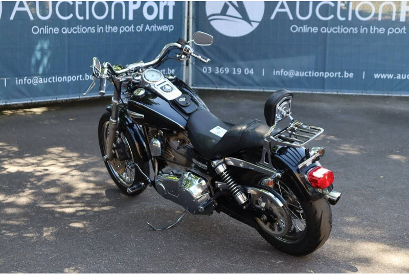 Harley-Davidson Dyna Super Glide - Motocykl: obrázek 4 Harley-Davidson Dyna Super Glide - Motocykl: obrázek 4