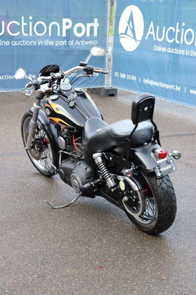 Harley-Davidson Dyna Wide Glide - Motocykl: obrázek 4 Harley-Davidson Dyna Wide Glide - Motocykl: obrázek 4
