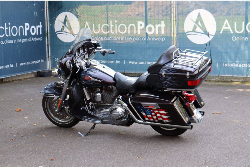 Harley-Davidson Ultra Classic CVO - Motocykl: obrázek 3 Harley-Davidson Ultra Classic CVO - Motocykl: obrázek 3