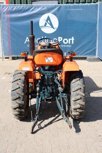Kubota B1400 - Traktor: obrázek 4 Kubota B1400 - Traktor: obrázek 4