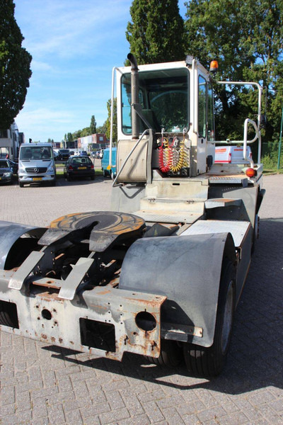 Terberg YT222 - Terminálový traktor: obrázek 5 Terberg YT222 - Terminálový traktor: obrázek 5