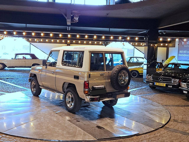 Toyota Land Cruiser 2.0 Turbo-D - Sedan: obrázek 3 Toyota Land Cruiser 2.0 Turbo-D - Sedan: obrázek 3