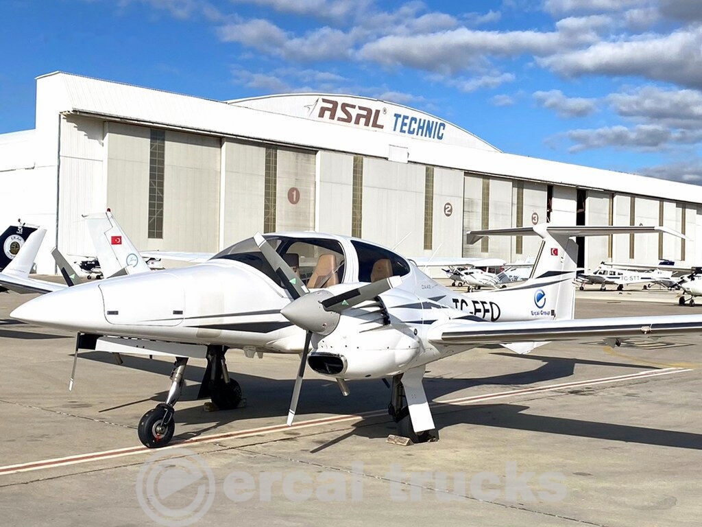 2008 Diamond DA42 Twin Star-Airplane - Pozemní vybavení letišť: obrázek 1 2008 Diamond DA42 Twin Star-Airplane - Pozemní vybavení letišť: obrázek 1