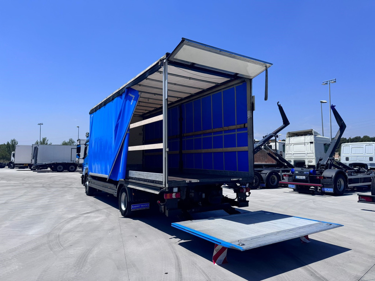 MERCEDES BENZ 13.30L Atego E6 (Tauliner) - Plachtový nákladní auto: obrázek 4 MERCEDES BENZ 13.30L Atego E6 (Tauliner) - Plachtový nákladní auto: obrázek 4