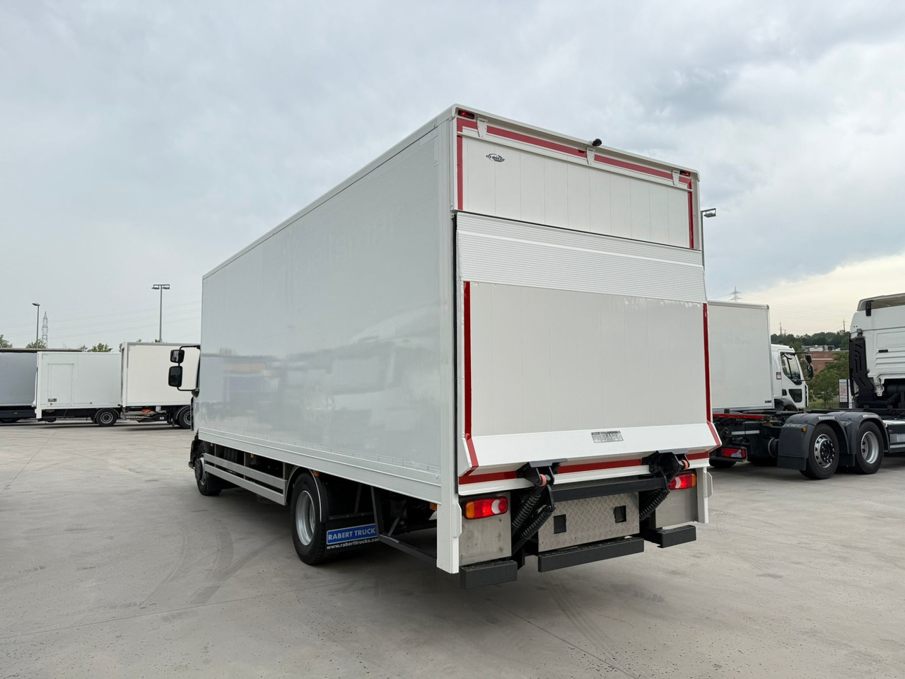 RENAULT D E6 (VAN) - Skříňový nákladní auto: obrázek 4 RENAULT D E6 (VAN) - Skříňový nákladní auto: obrázek 4
