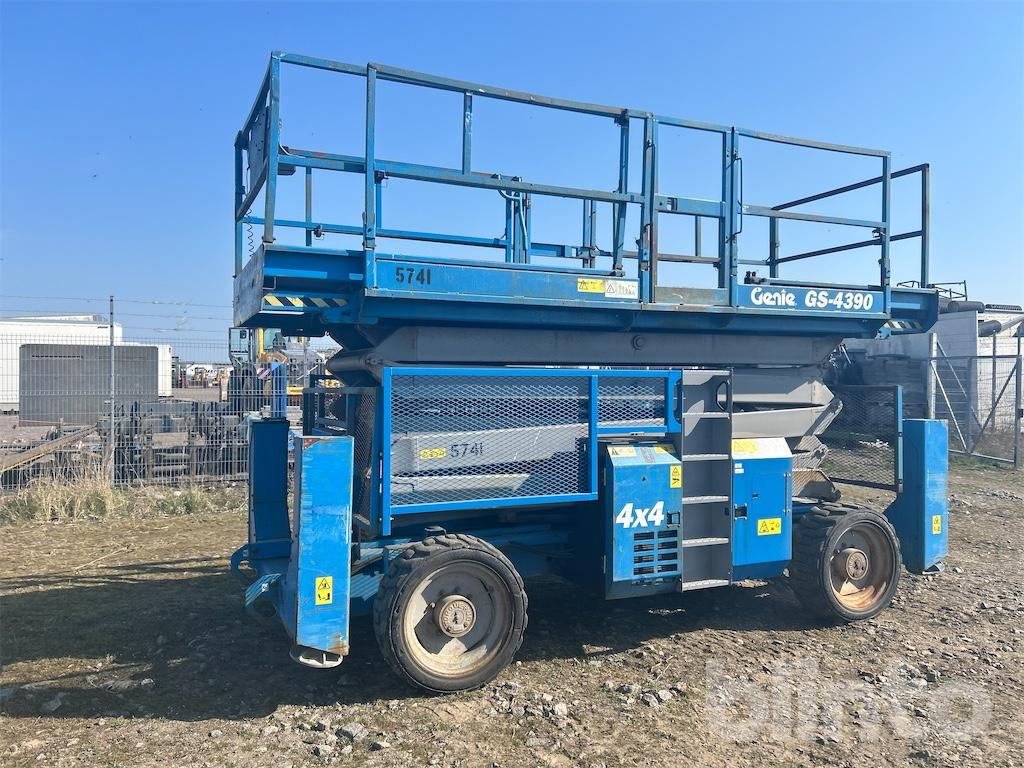 Genie GS -4390 4x4 - Nůžková plošina: obrázek 3 Genie GS -4390 4x4 - Nůžková plošina: obrázek 3