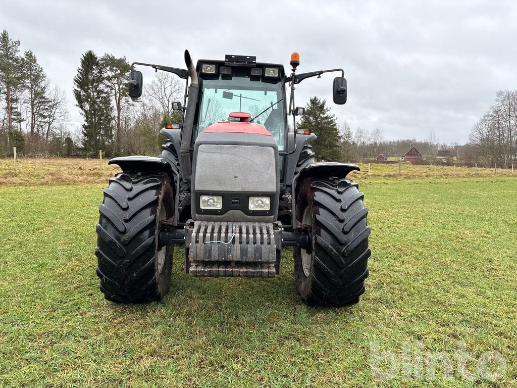 VALTRA 8350-4 HITECH - Traktor: obrázek 2 VALTRA 8350-4 HITECH - Traktor: obrázek 2