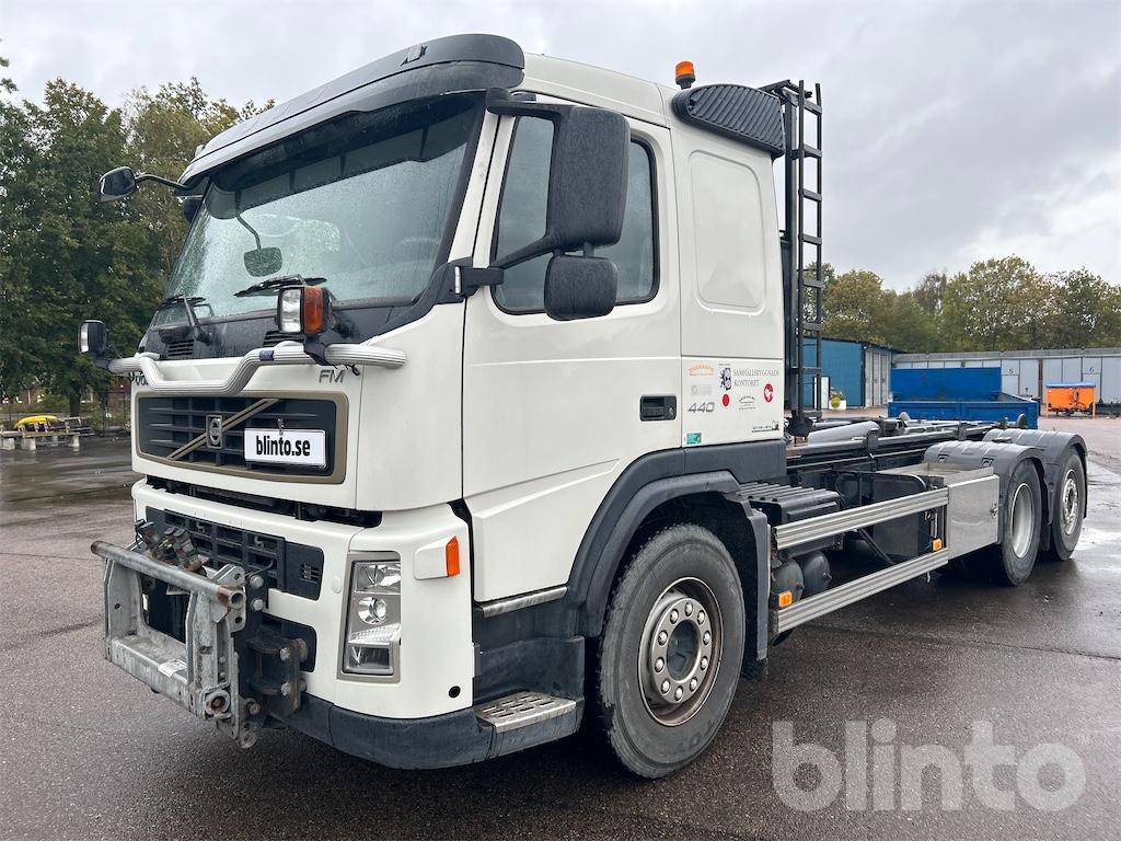 Volvo FM440 6x2 Roadex - Nybesiktigad - Hákový nosič kontejnerů: obrázek 1 Volvo FM440 6x2 Roadex - Nybesiktigad - Hákový nosič kontejnerů: obrázek 1