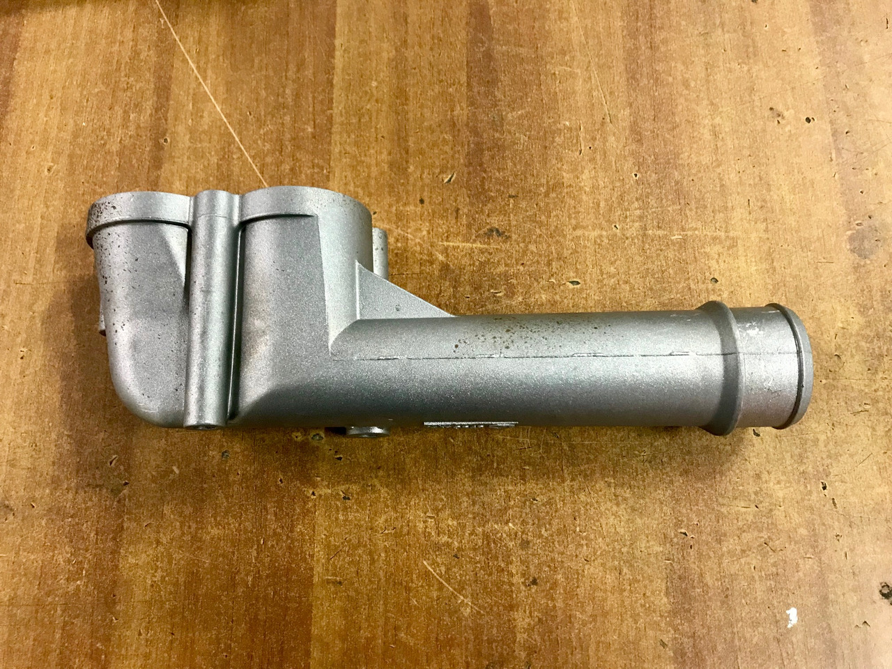 GOMITO LIQUIDO RAFFREDDAMENTO SU SCATOLA TERMOSTATO PER MOTORI MAN D2066 - D2676 - Chladící systém pro Nákladní auto: obrázek 1 GOMITO LIQUIDO RAFFREDDAMENTO SU SCATOLA TERMOSTATO PER MOTORI MAN D2066 - D2676 - Chladící systém pro Nákladní auto: obrázek 1