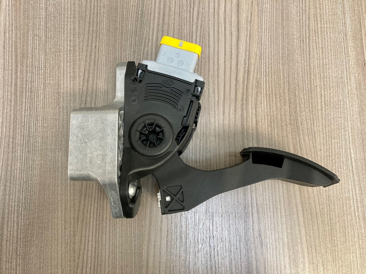 SENSORE POSIZIONE DEL PEDALE - MAN 81259706103 - HELLA 6PV 009 371-00 / 6PV 009 371-711 - Pedál pro Nákladní auto: obrázek 3 SENSORE POSIZIONE DEL PEDALE - MAN 81259706103 - HELLA 6PV 009 371-00 / 6PV 009 371-711 - Pedál pro Nákladní auto: obrázek 3