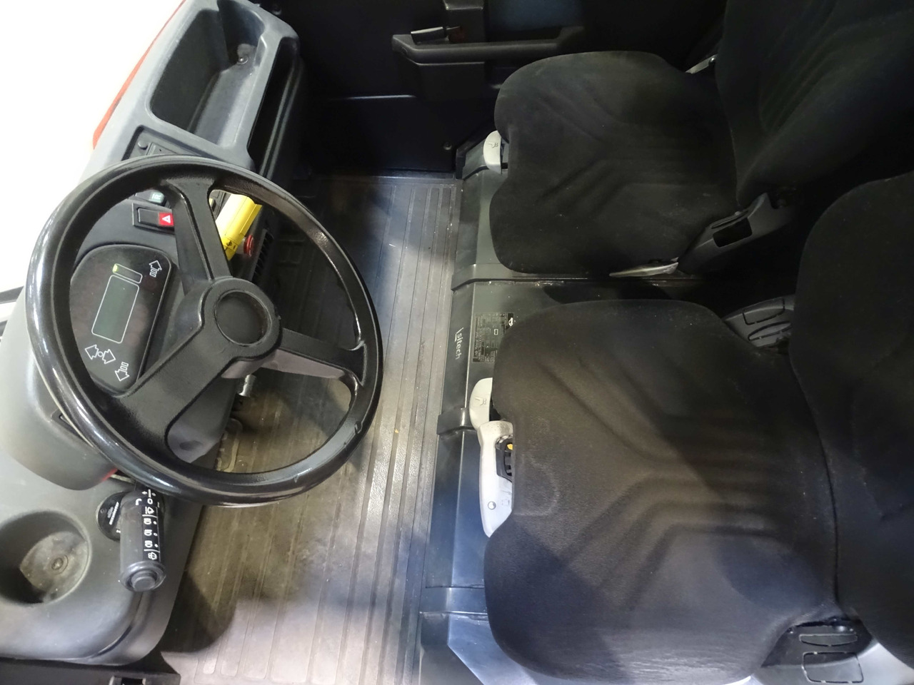 Linde P250 - Elektrický tahač: obrázek 3 Linde P250 - Elektrický tahač: obrázek 3