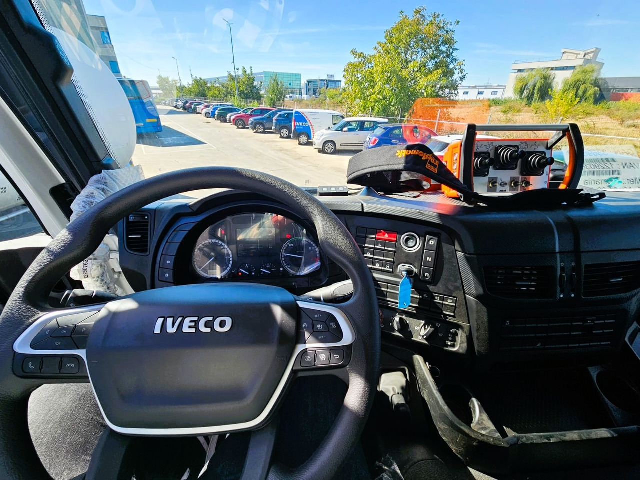 Interior photo 1: Nákladní automobil valníkový/ Plošinový, Auto s hydraulickou rukou Iveco X-Way  AD300X46Z HR ON+