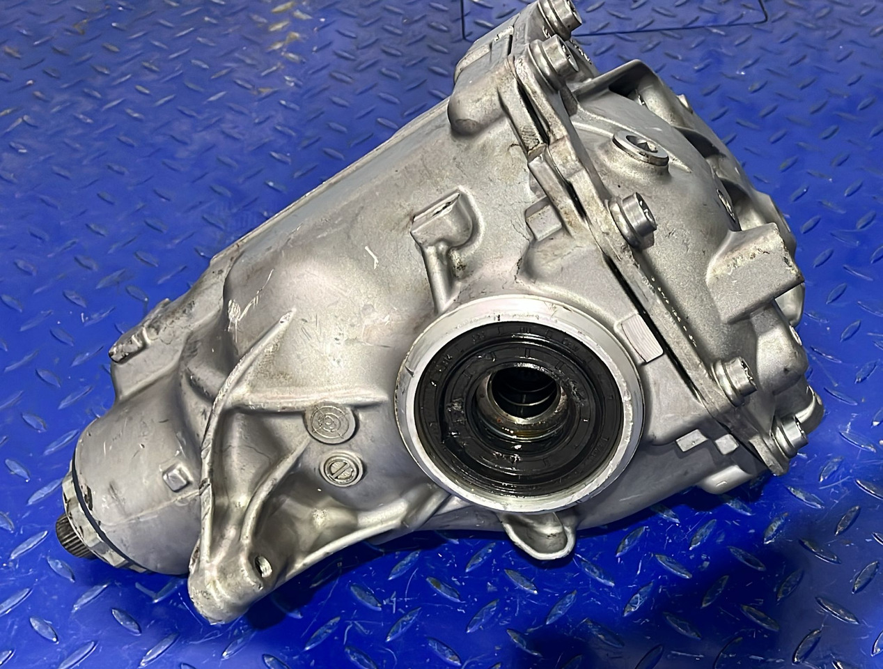 BMW Rear Differential xDrive 8643137-01 - Transmise: obrázek 4 BMW Rear Differential xDrive 8643137-01 - Transmise: obrázek 4
