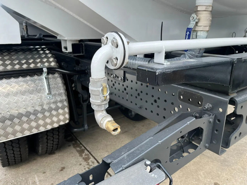 Mercedes-Benz Arocs 3340 6x4 Water Tank Truck leasing Mercedes-Benz Arocs 3340 6x4 Water Tank Truck: obrázek 13