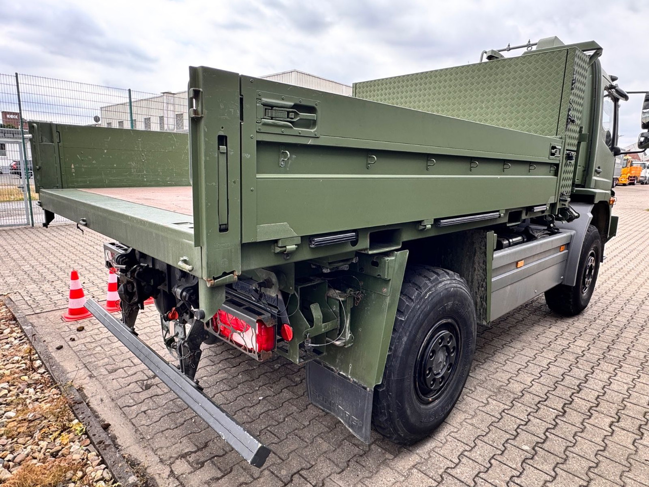 Mercedes-Benz 1018 Atego 4x4 Allrad Camper - Dodávka valník: obrázek 4 Mercedes-Benz 1018 Atego 4x4 Allrad Camper - Dodávka valník: obrázek 4